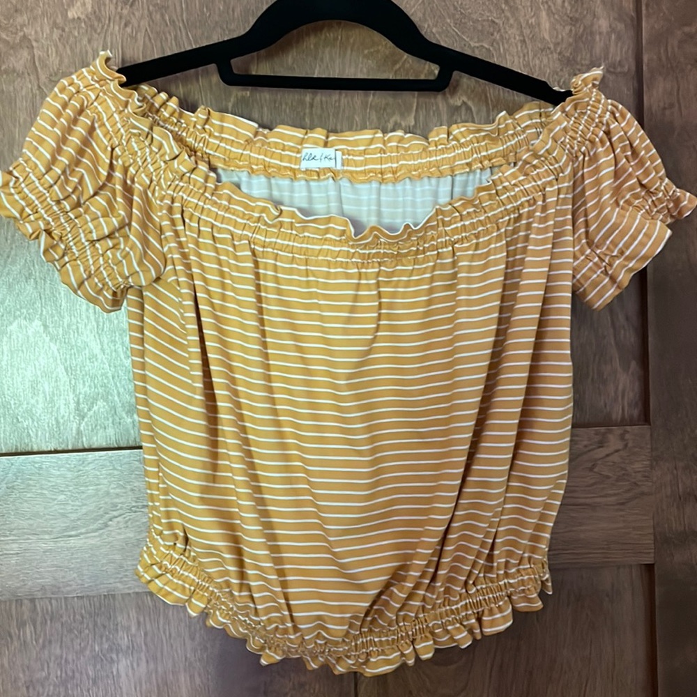 Off the shoulder yellow stripped cropped top